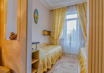 Двухместный номер в санатории Пятигорье в городе Пятигорске - фотография